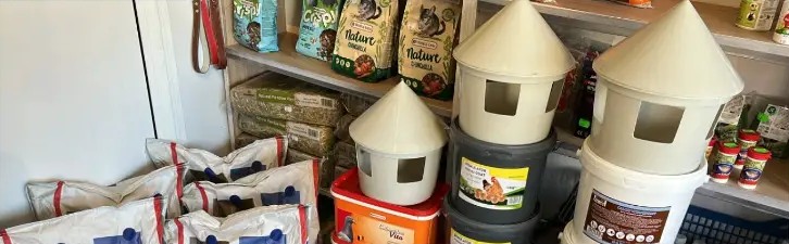 Raft cu hrană pentru animale, adăpători și hrănitori pentru păsări în PET SHOP MAIER Gilău