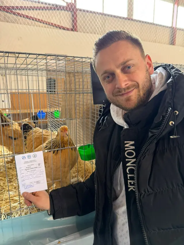 Crescătorul PET SHOP MAIER cu certificatul găinilor Brahma la expoziția avicolă